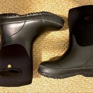 Youth size 1 winter bogs